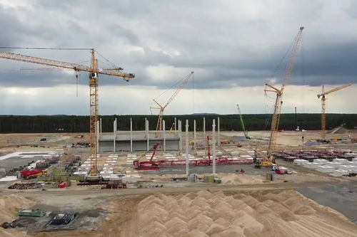 一眼望不到頭的空地,準備建起特斯拉工廠,各種工程機械都在忙碌